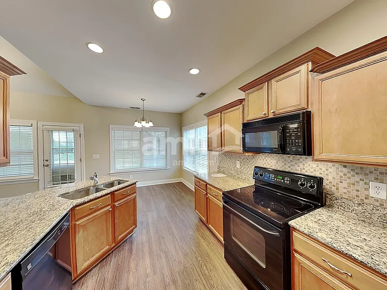 4013 Lilac Ln — Photo 4