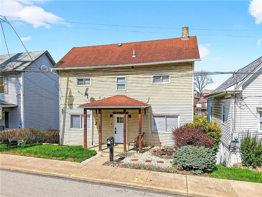 220 Elm St photo 1