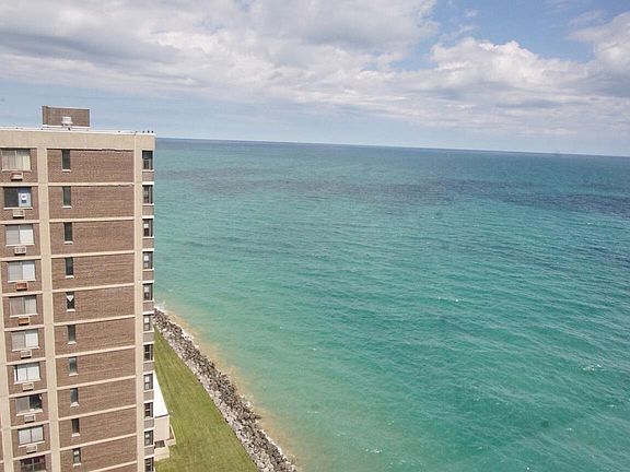 5th image of 6301 N Sheridan Rd APT 23N