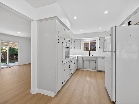 4th image of 5234 Howes Ln
