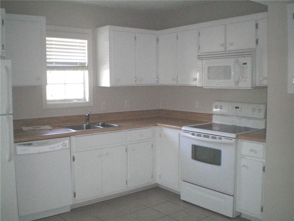 2nd image of 208 W Island Square Dr