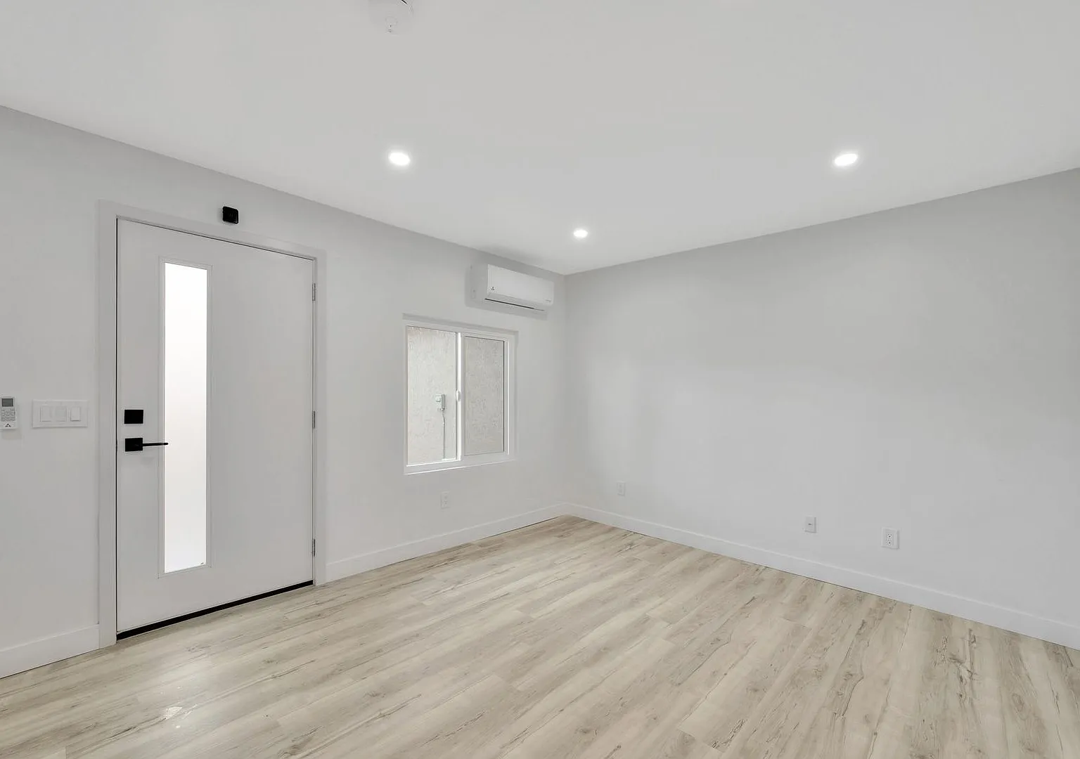 New on the market One bedroom, One bathroom in National City — Photo 3