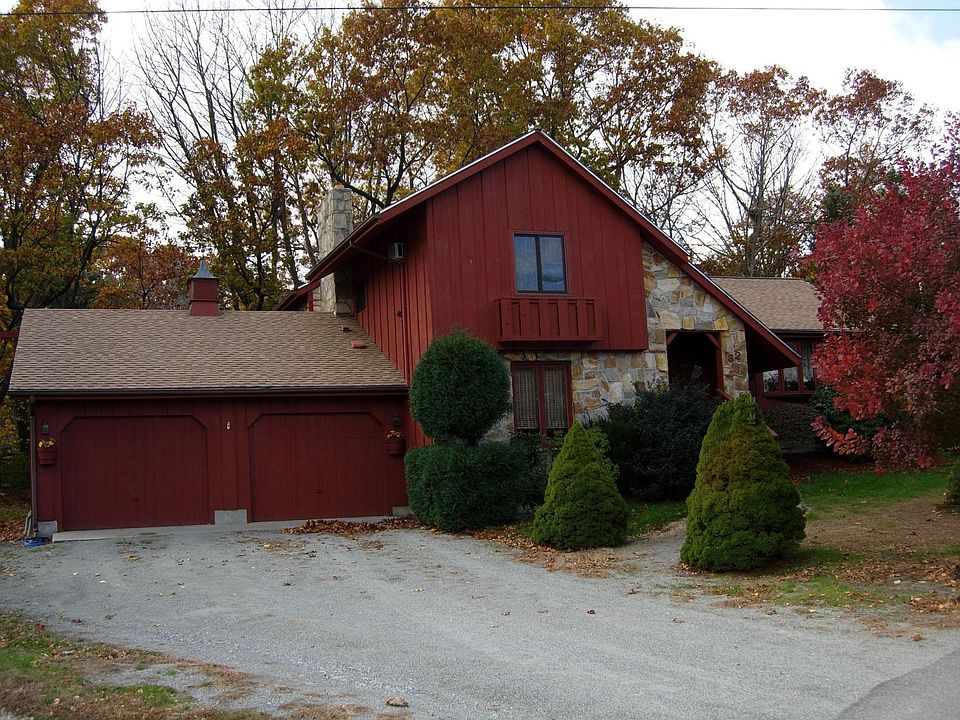 1st image of 32 Carriage Hill Dr