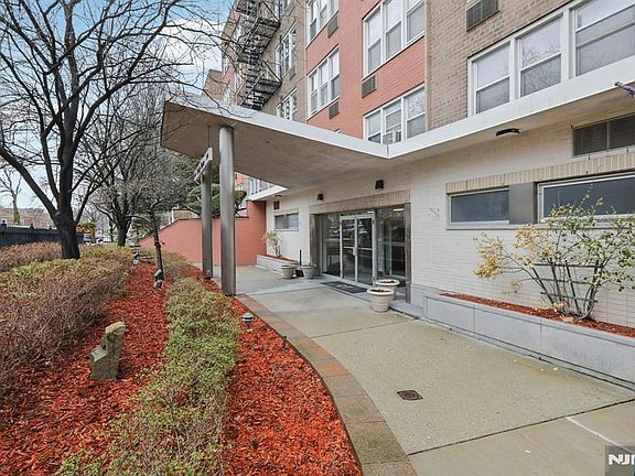 4th image of 2160 Center Ave APT 4N