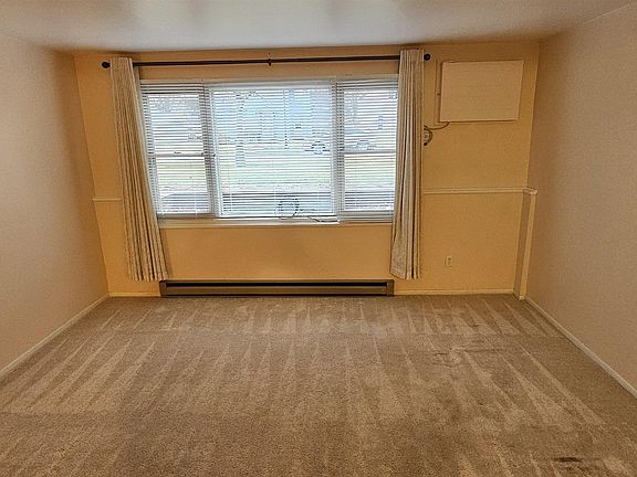 5th image of 506 Commercial St APT B