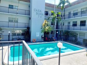 714 NE 10th St, Hallandale, FL