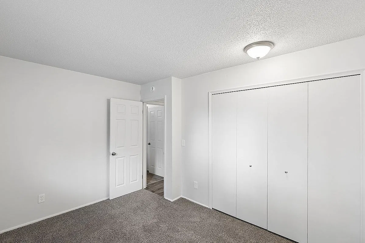 Oak Park Manor Apartments (Oak Park Manor LLC) — Photo 1