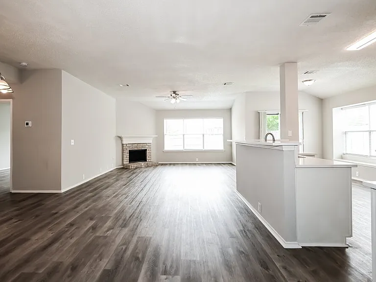 6730 Meadowcrest Dr — Photo 3