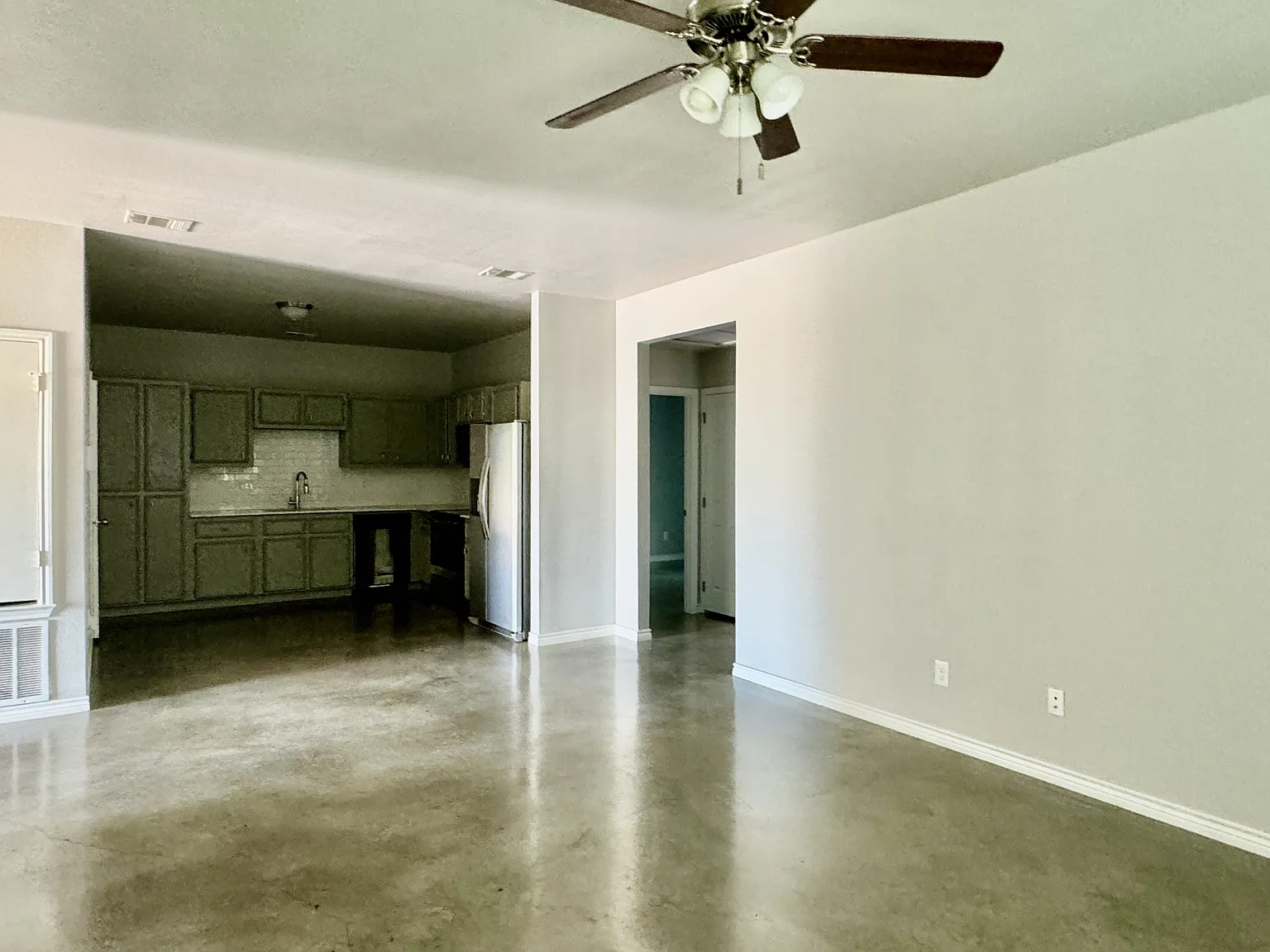 400 Lowes Boulevard - B — Photo 2