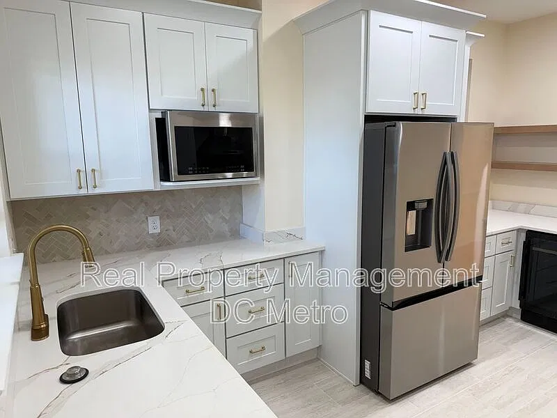 514 E St NE #1