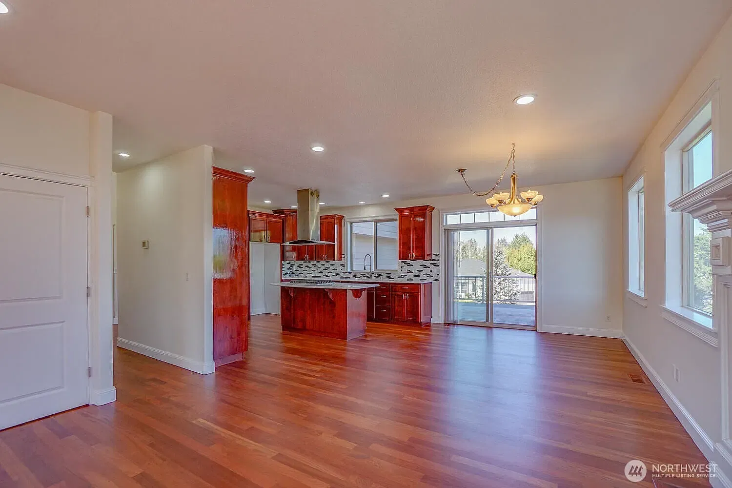 6 bed, 3.5 bath, 4200 sqft, $5,200 — Photo 3