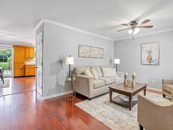 4th image of 934 Peace Haven Dr