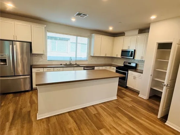8360 N Canby Pl, Northridge, CA 91325
