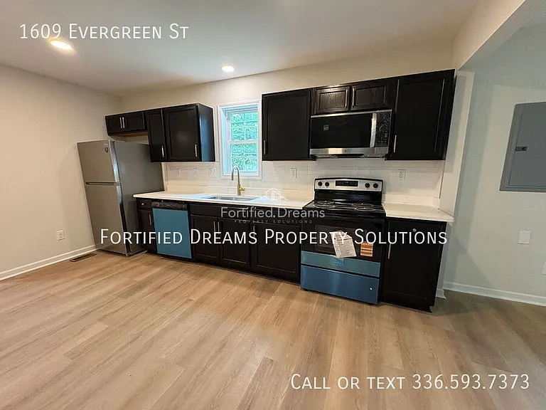 1609 Evergreen St — Photo 6