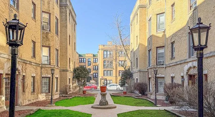 7369 N Damen Ave — Photo 3