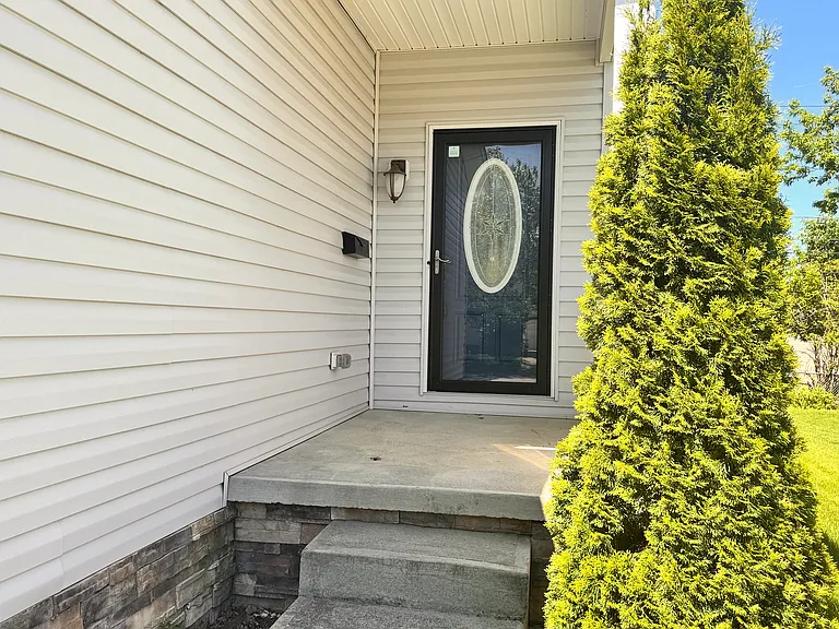 1594 Fruitland Ave — Photo 2