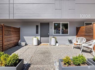 10108 NE 68th St APT 2, Kirkland, WA 98033