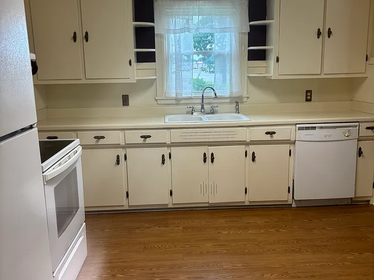 912 Merideth Dr — Photo 6