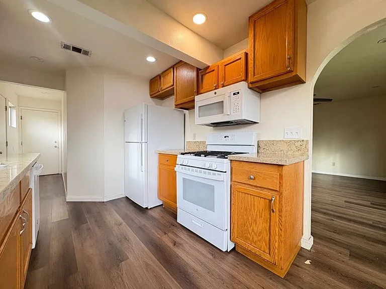 1003 Victoria Ave — Photo 6