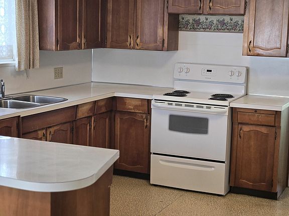 5th image of 585 E 54th Ave