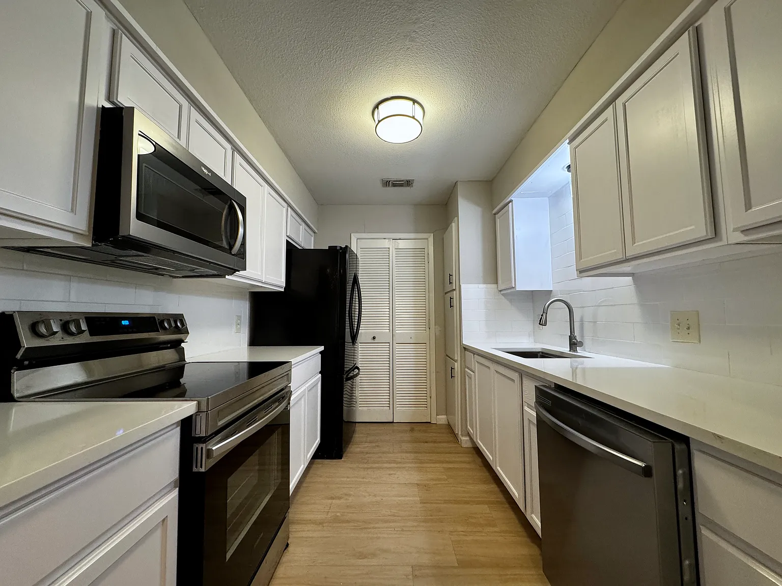 2 bed, 989 sqft, $1,850 — Photo 3