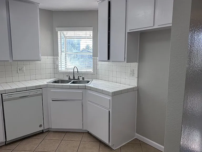 1726 Daly-Jardin Apartments — Photo 7