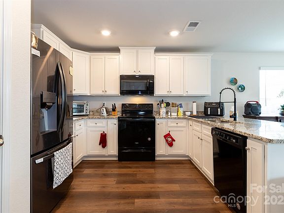 5th image of 293 Belcaro Dr