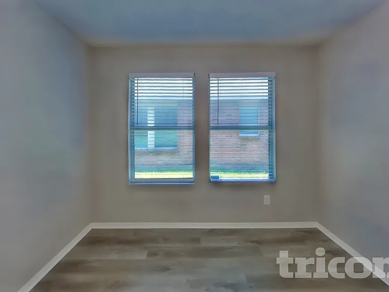 2328 White Oak Dr — Photo 4