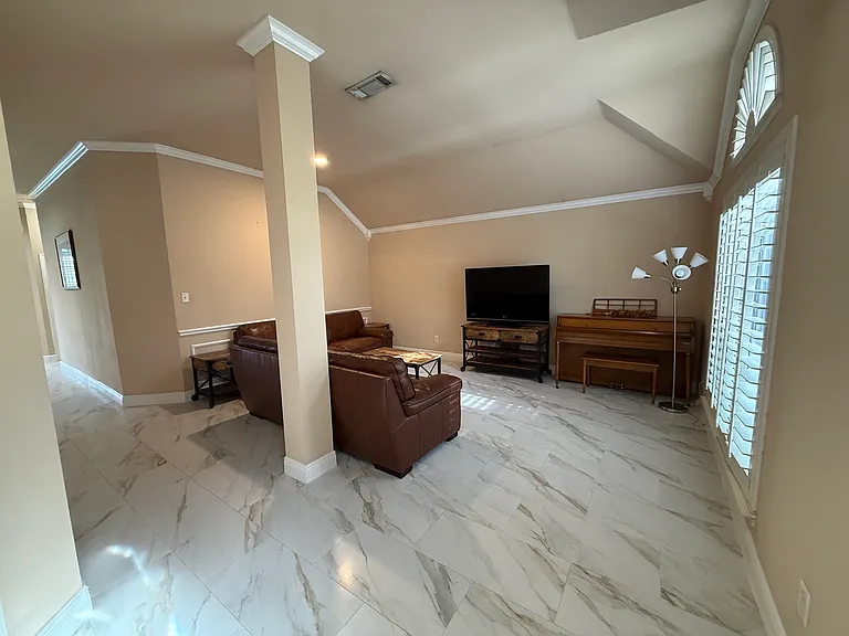 1107 Lyra Ln — Photo 2