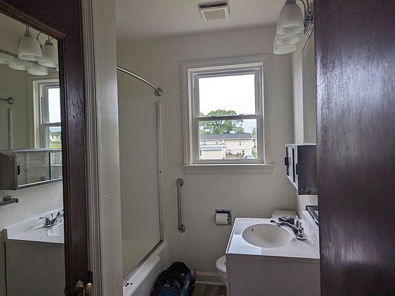 5th image of 810 Bank St