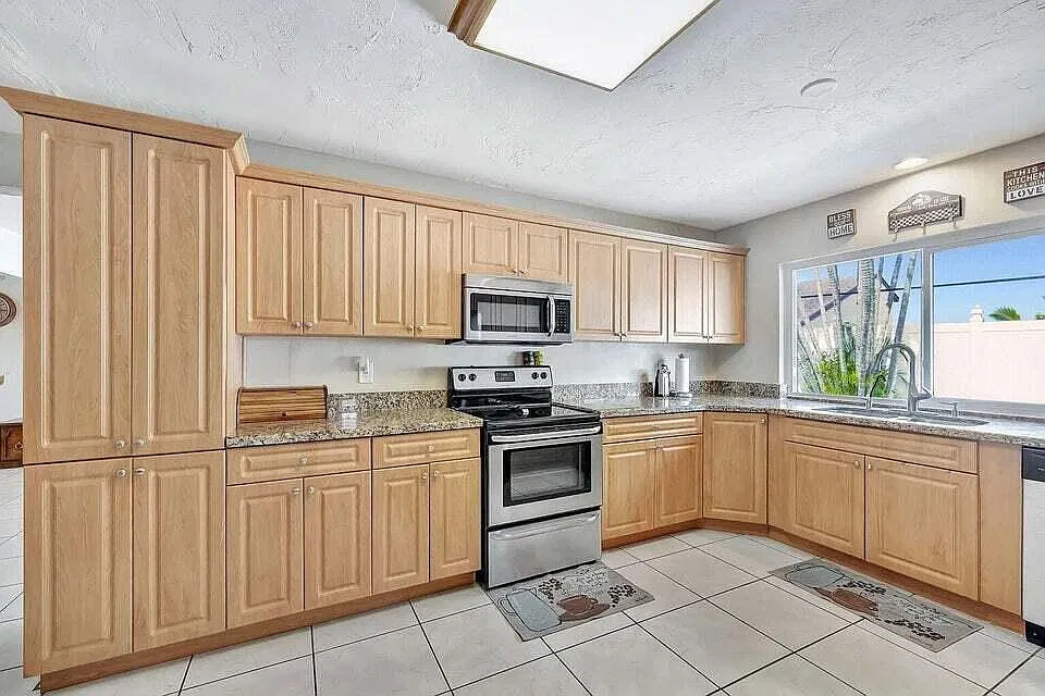 3 bed, 1.5 bath, 2032 sqft, $3,500 — Photo 1