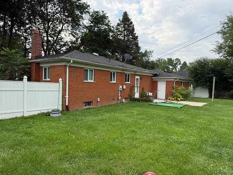 704 S Cass Lake Rd — Photo 2