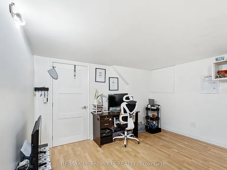 312 Palmerston Ave #BASEMENT — Photo 3