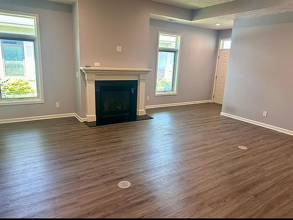 Living room with fireplace 