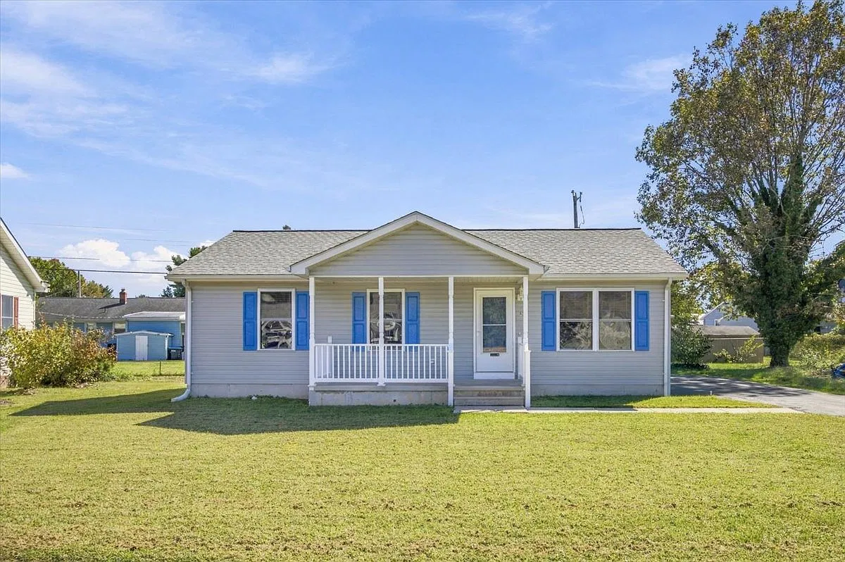 3 bed, 1040 sqft, $2,200 — Photo 1
