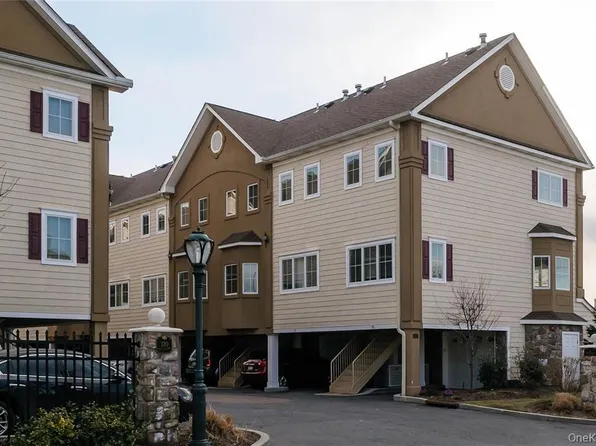 330 Maple Ave APT 4, Westbury, NY 11590