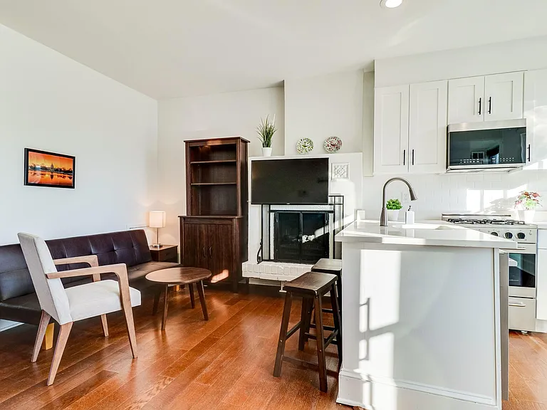 409 Constitution Ave NE #4 — Photo 2