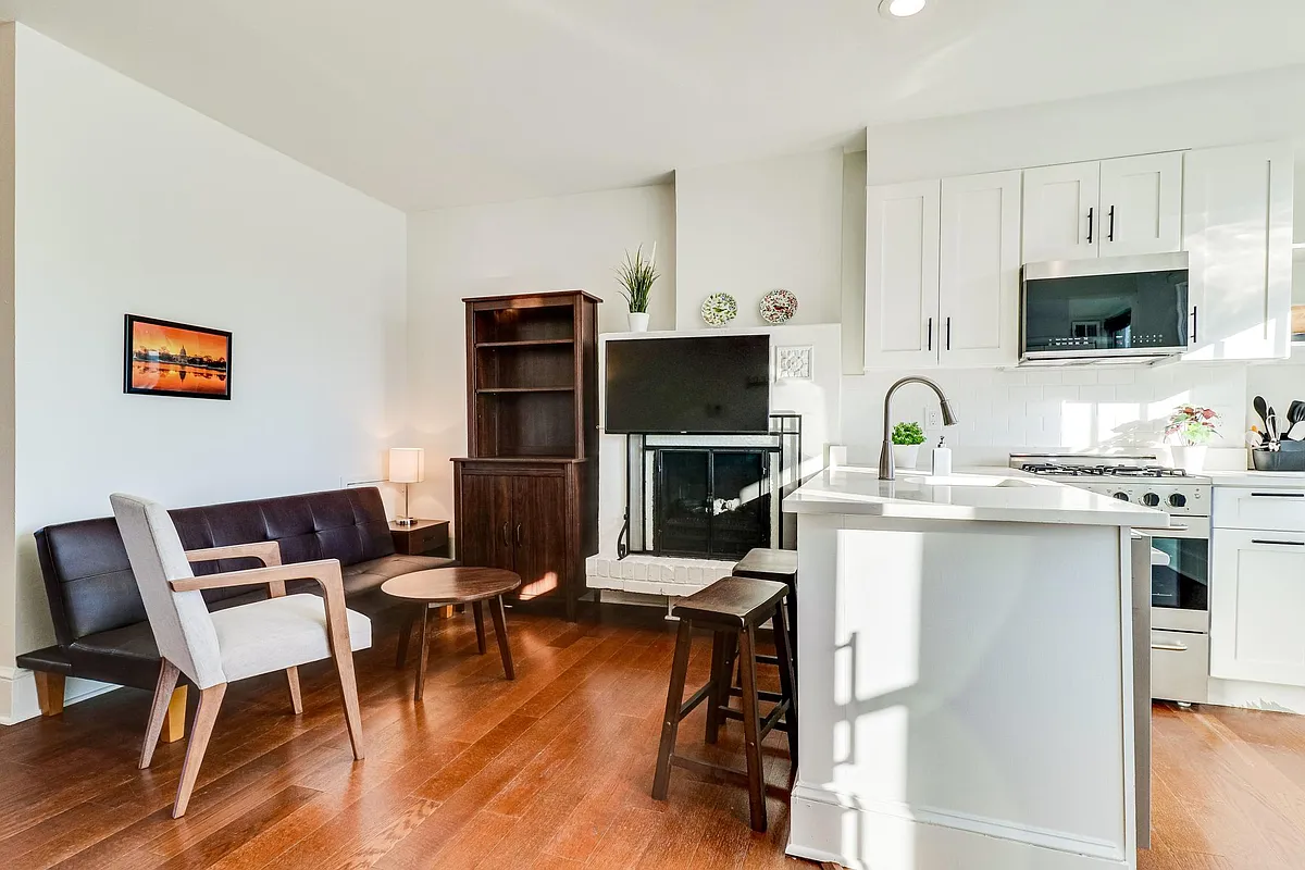 Building Photo - 409 Constitution Ave NE #4