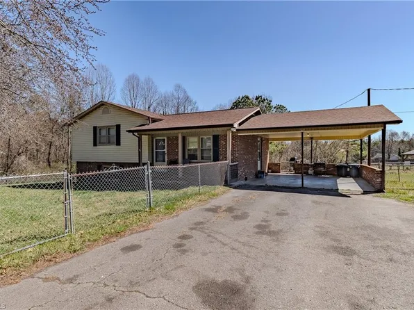 636 Hamburg St, Mount Airy, NC 27030