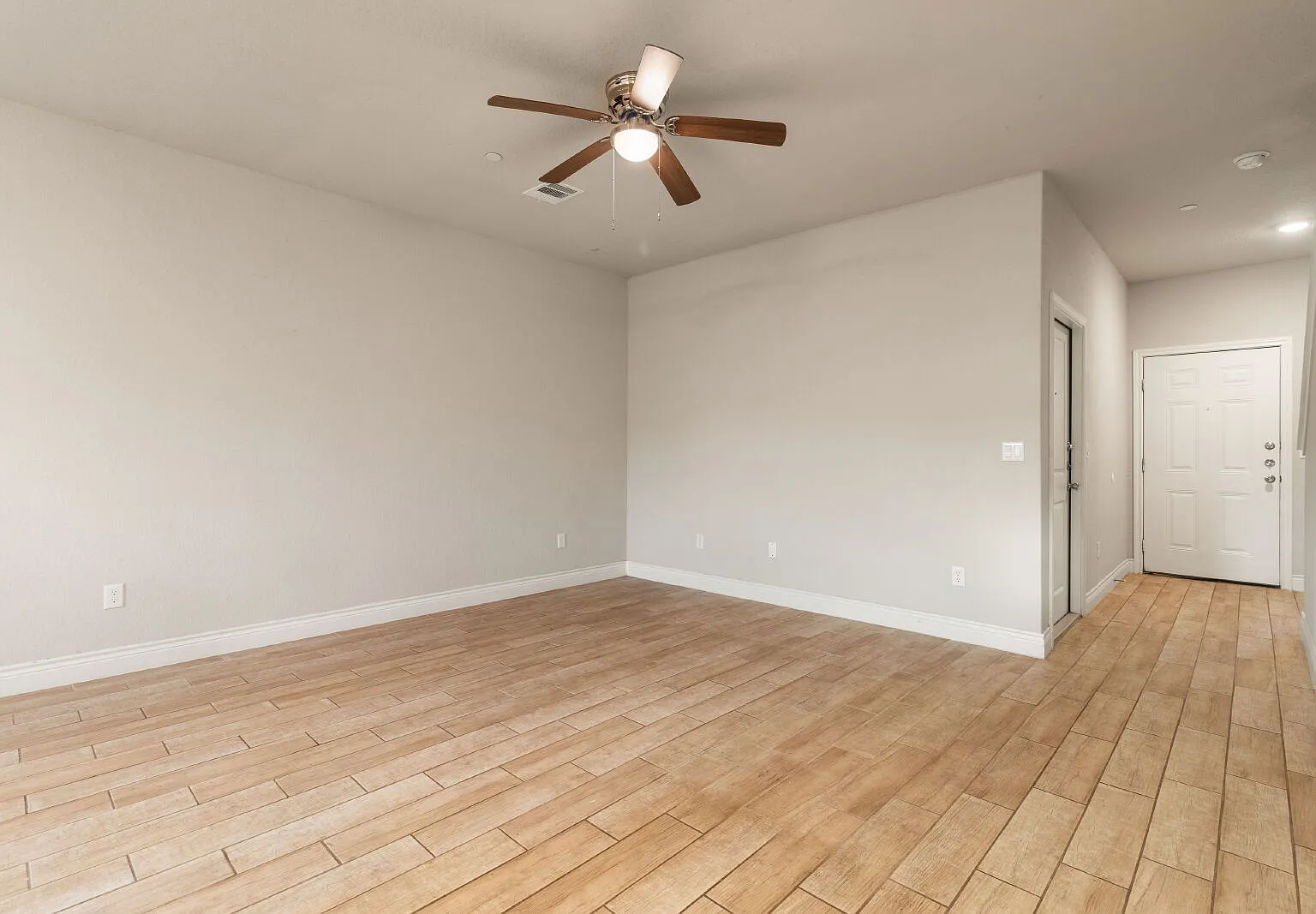 3 bed, 2.0 bath, 1500 sqft, $1,425 — Photo 3