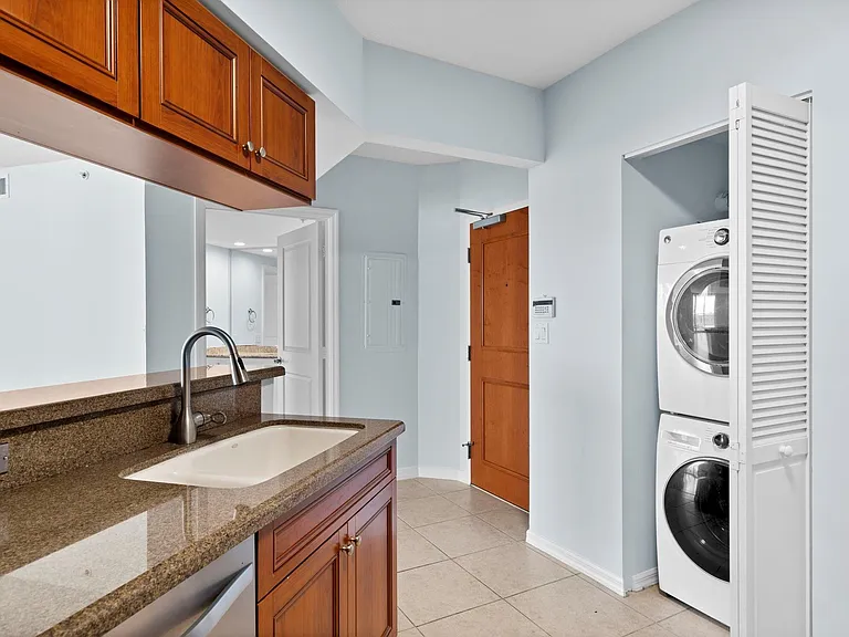 347 N New River Dr #1110 — Photo 8