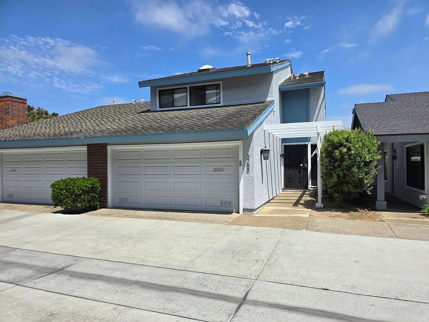 Move-Special: 1/2 off 1st month's rent! Spacious 3-Bedroom, 2.5-Bath Townhome in Desirable La Jolla — Photo 1