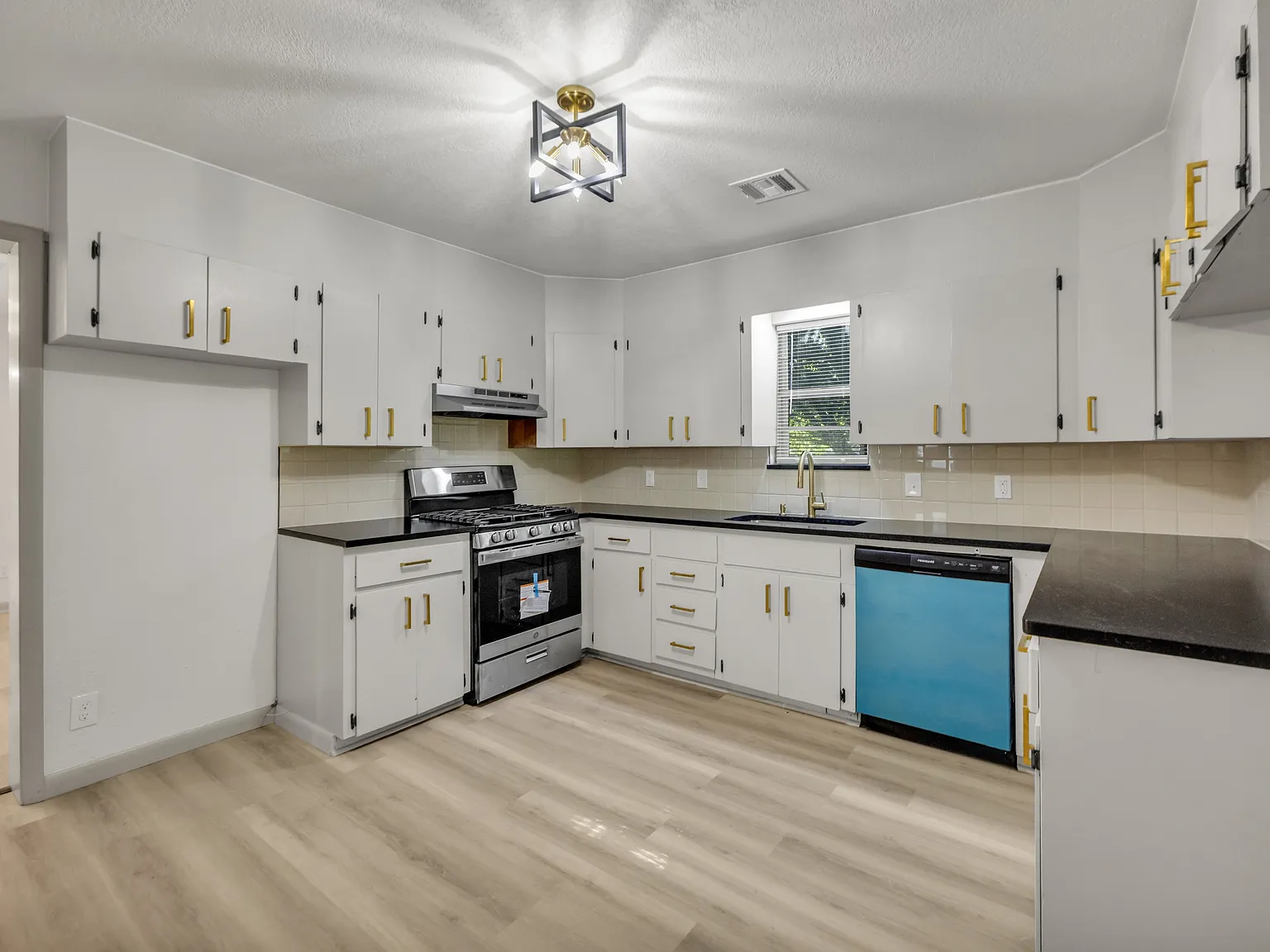 114 East Ross Avenue - 1 — Photo 3