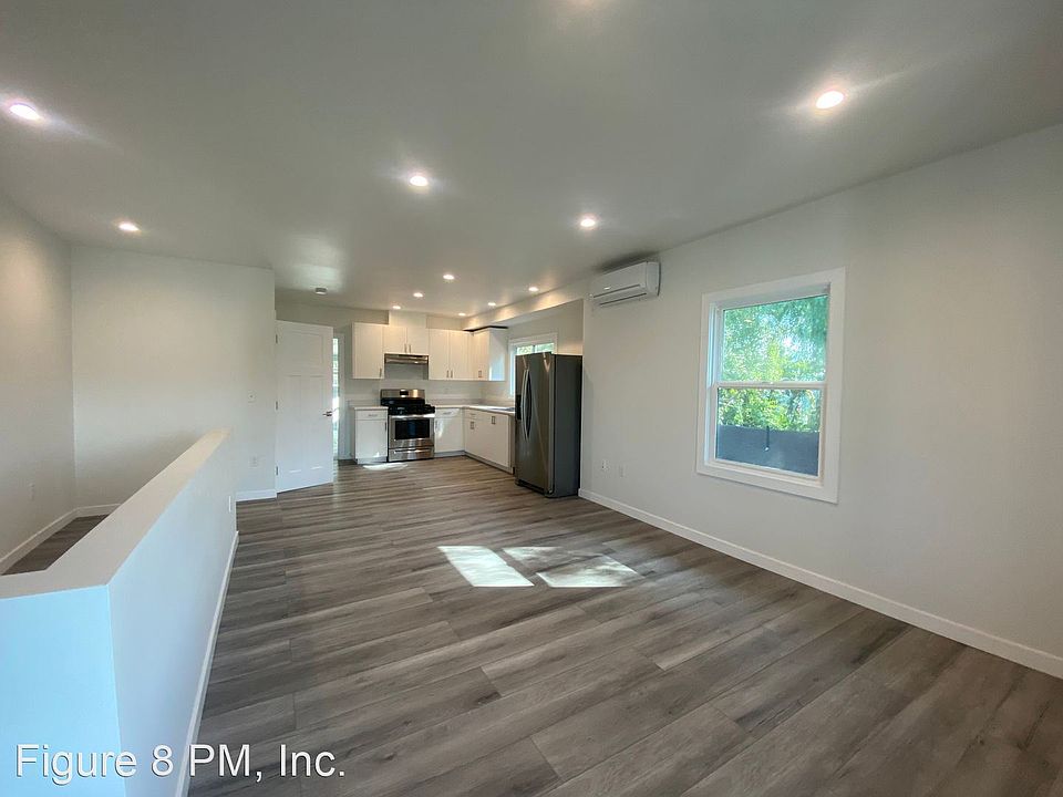 1st image of 142 Douglas St #1/2