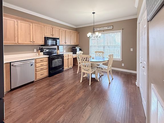 4th image of 305 Dakota Dr