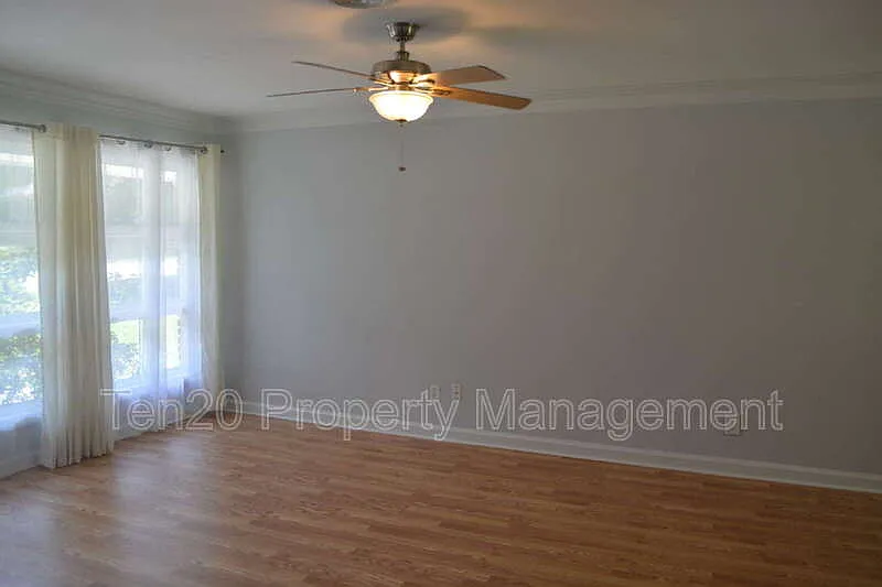 4 bed, 2.0 bath, 2539 sqft, $1,950 — Photo 4