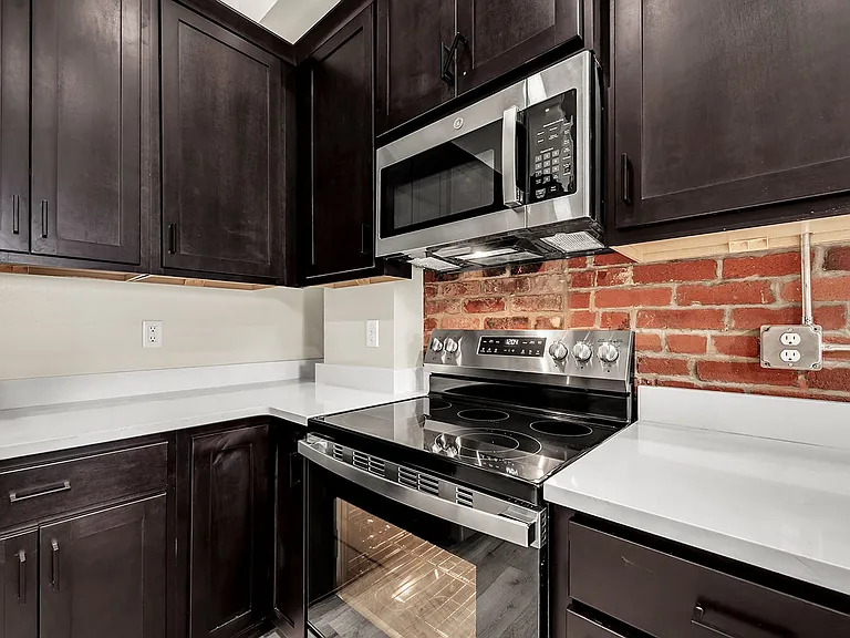 235 N Market Ave — Photo 31