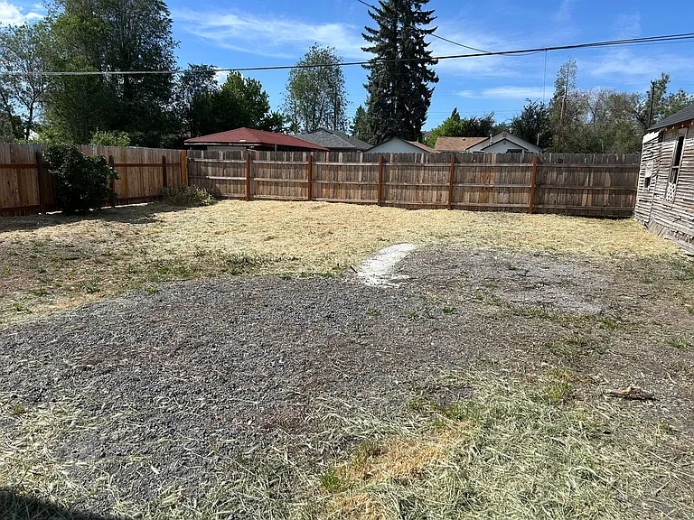 2333 White Ave — Photo 13