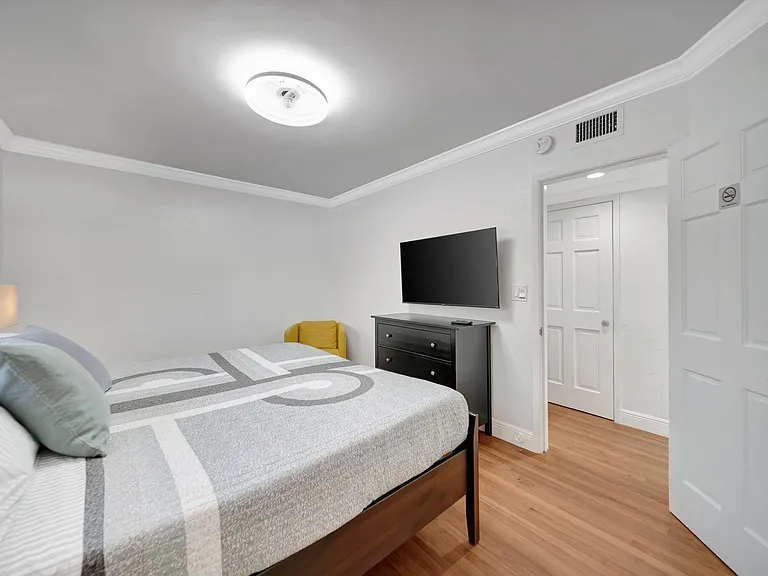 2724 NE 14th St #6 — Photo 11