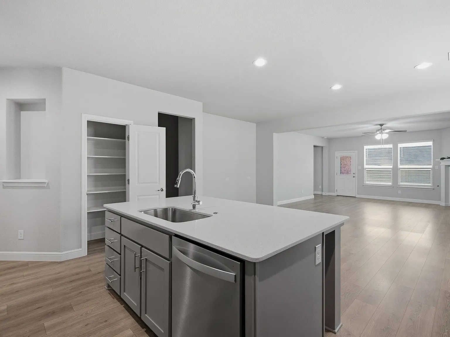 4 bed, 2209 sqft, $3,000 — Photo 3
